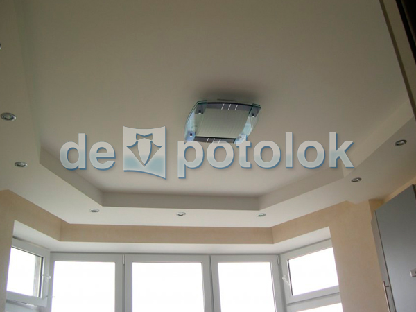 Натяжной потолок в комнате с эркером