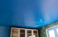 Синий натяжной потолок