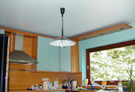 Практичные матовые натяжные потолки на кухне
