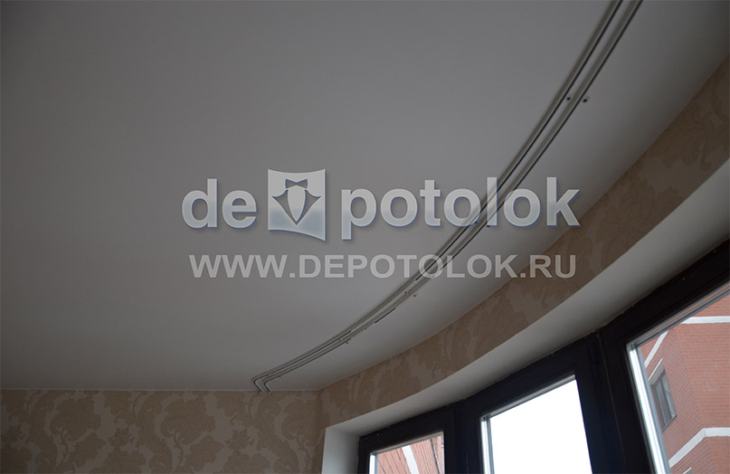 Натяжной потолок в комнате с эркером